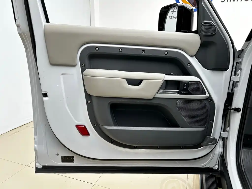 Land Rover Defender 2022 90 2.0T P300 Tiger Heart Edition