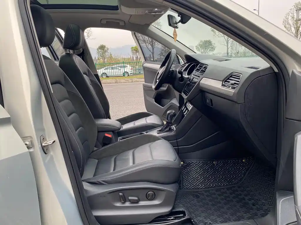 Tiguan L 2019 330 TSI Automatic Two-wheel Drive Panoramic Comfort Edition National VI
