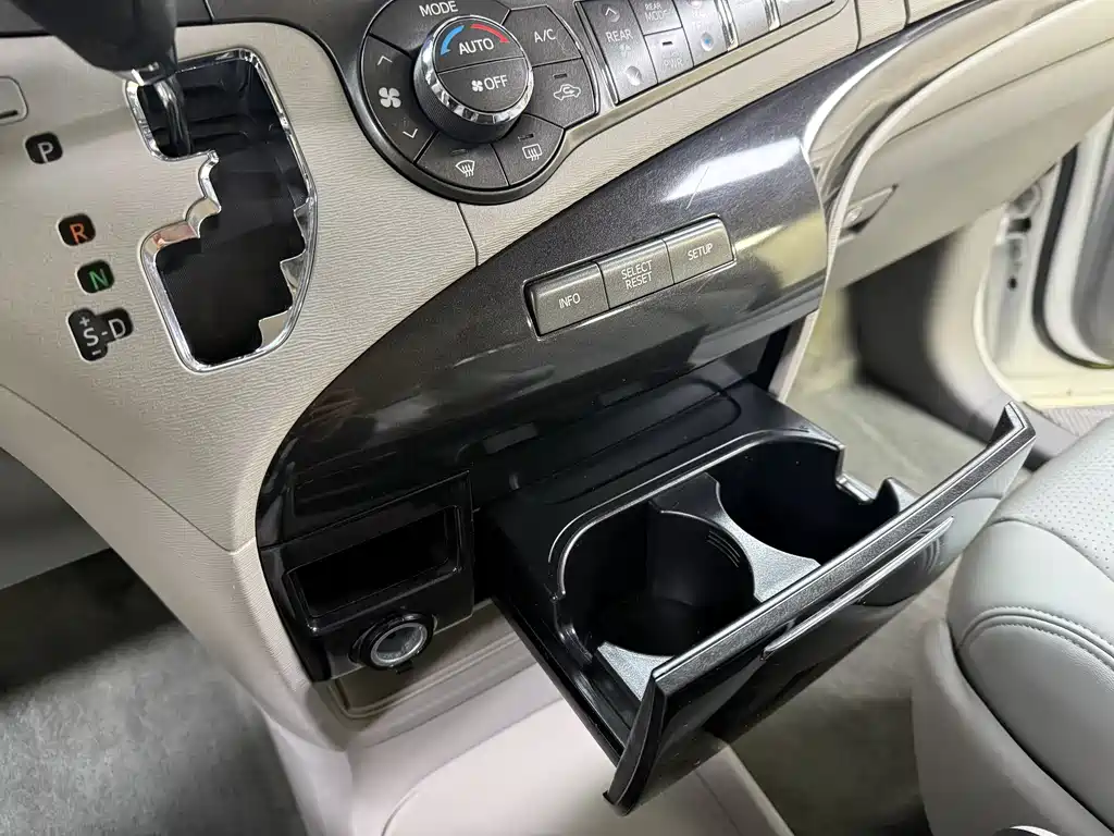 SIENNA 2015 3.5L 2WD LE