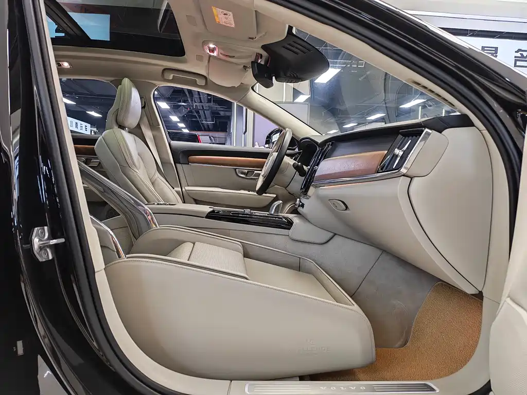 Volvo S90 Plug-in Hybrid 2019 T8 E-AWD Prestige Edition 3-seat National VI