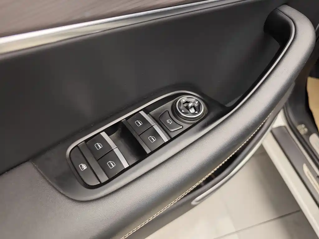 Huayue 8 2019 1.6TGDI Automatic Luxury Edition