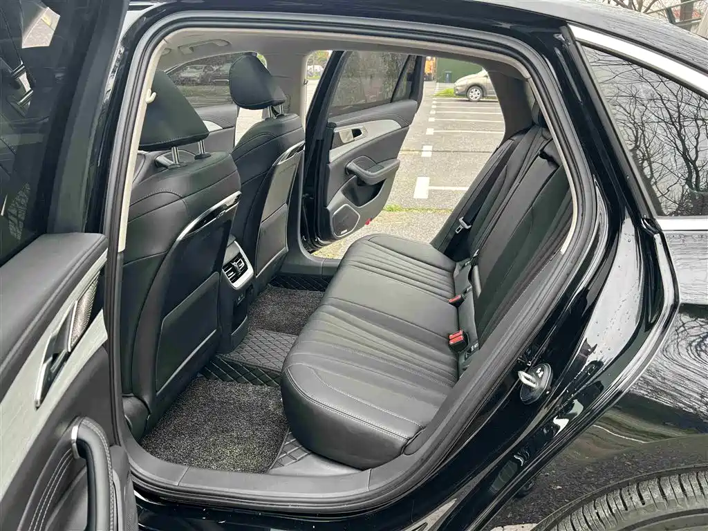 Hongqi H5 2025 Model 2.0T Automatic Qi Chang Edition