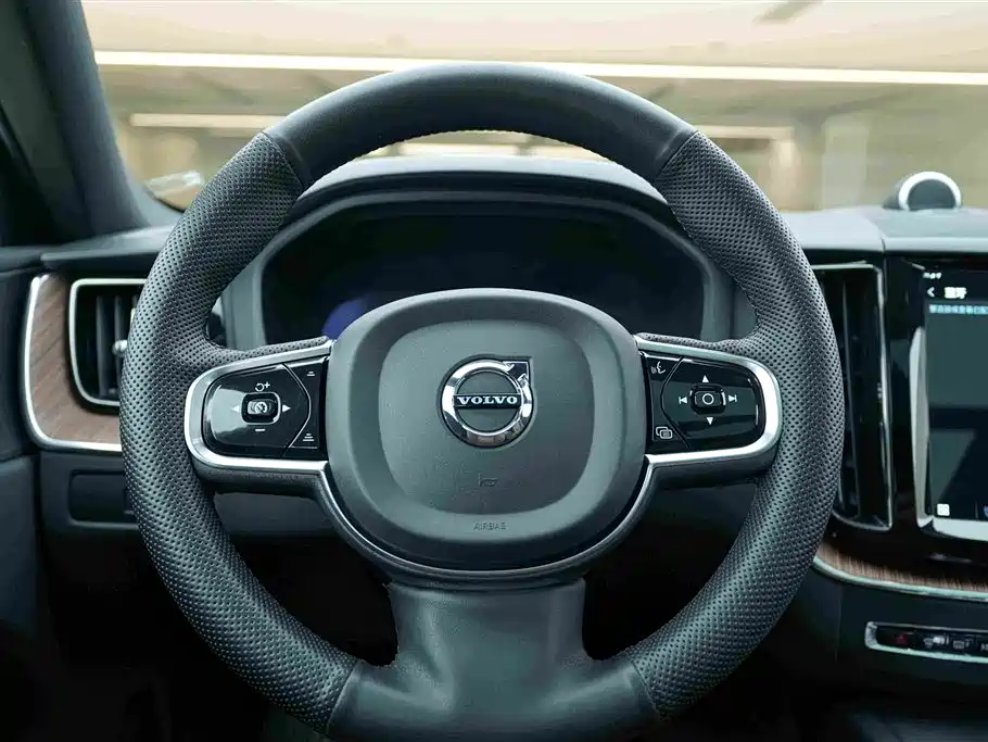 Volvo XC60 2023 B5 AWD Intelligent Distance Luxury Edition