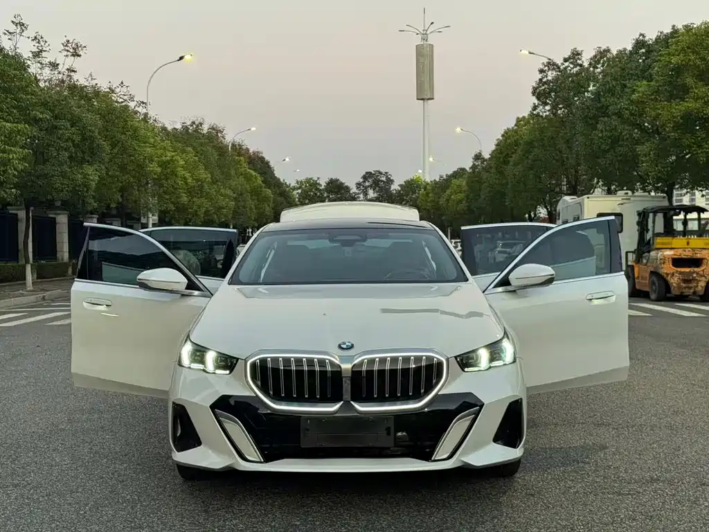 BMW 5 Series 2024 525Li M Sport Package