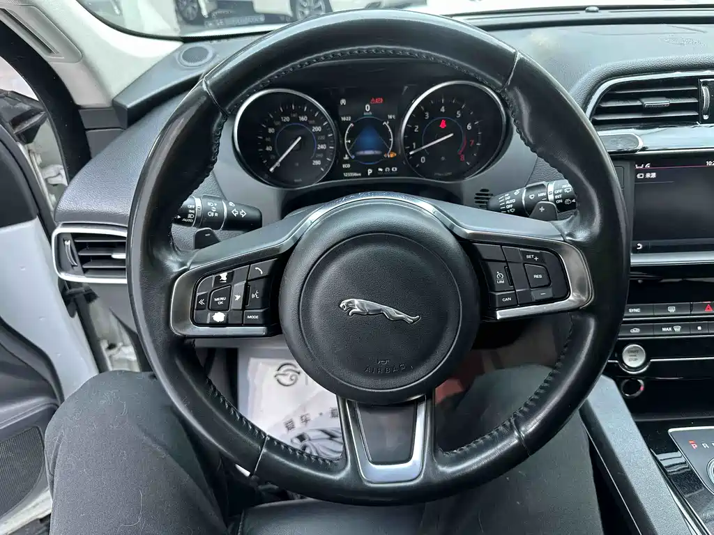 Jaguar F-PACE 2018 2.0T All-Wheel Drive Urban Luxury Edition