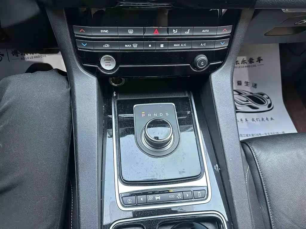 Jaguar F-PACE 2018 2.0T All-Wheel Drive Urban Luxury Edition