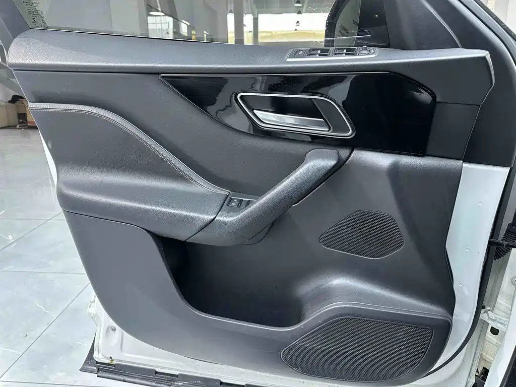 Jaguar F-PACE 2018 2.0T All-Wheel Drive Urban Luxury Edition