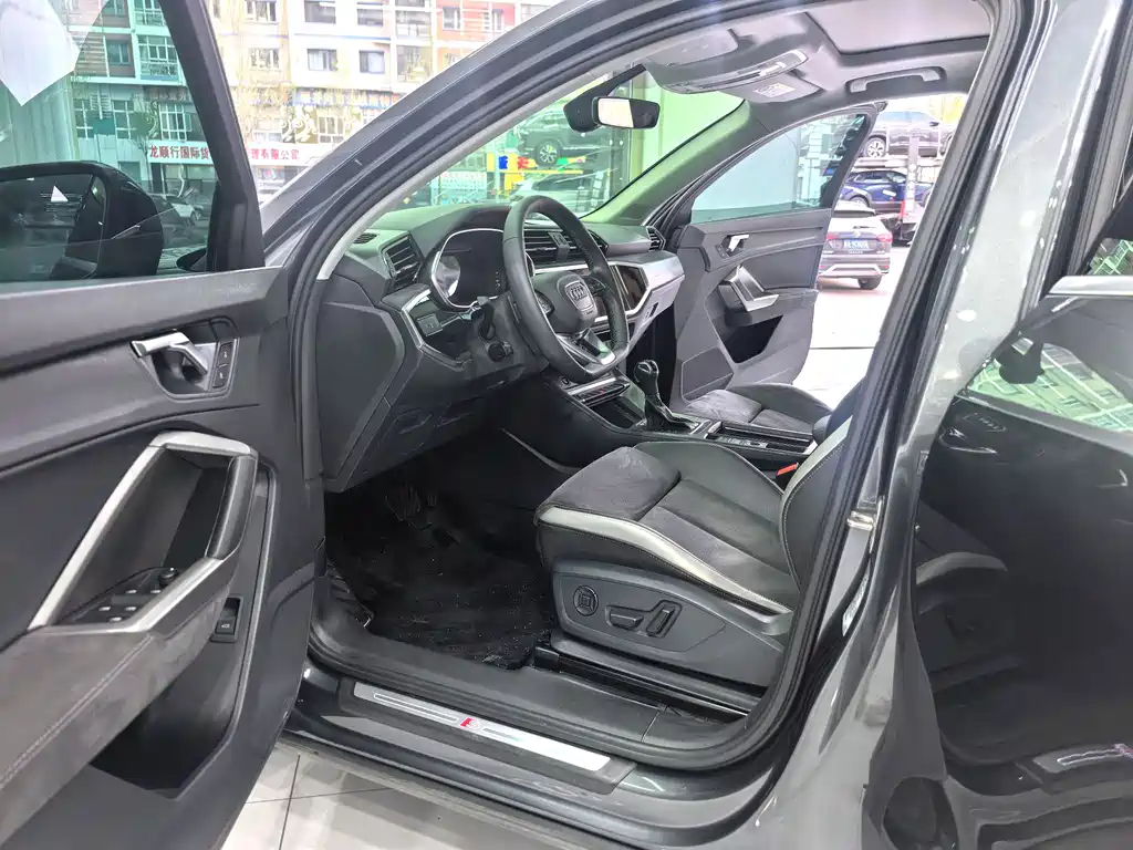 Audi Q3 2023 35 TFSI Sportline (1.4T)