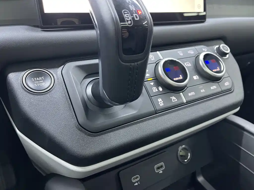 Land Rover Defender 2024 110 3.0T P400 XS
