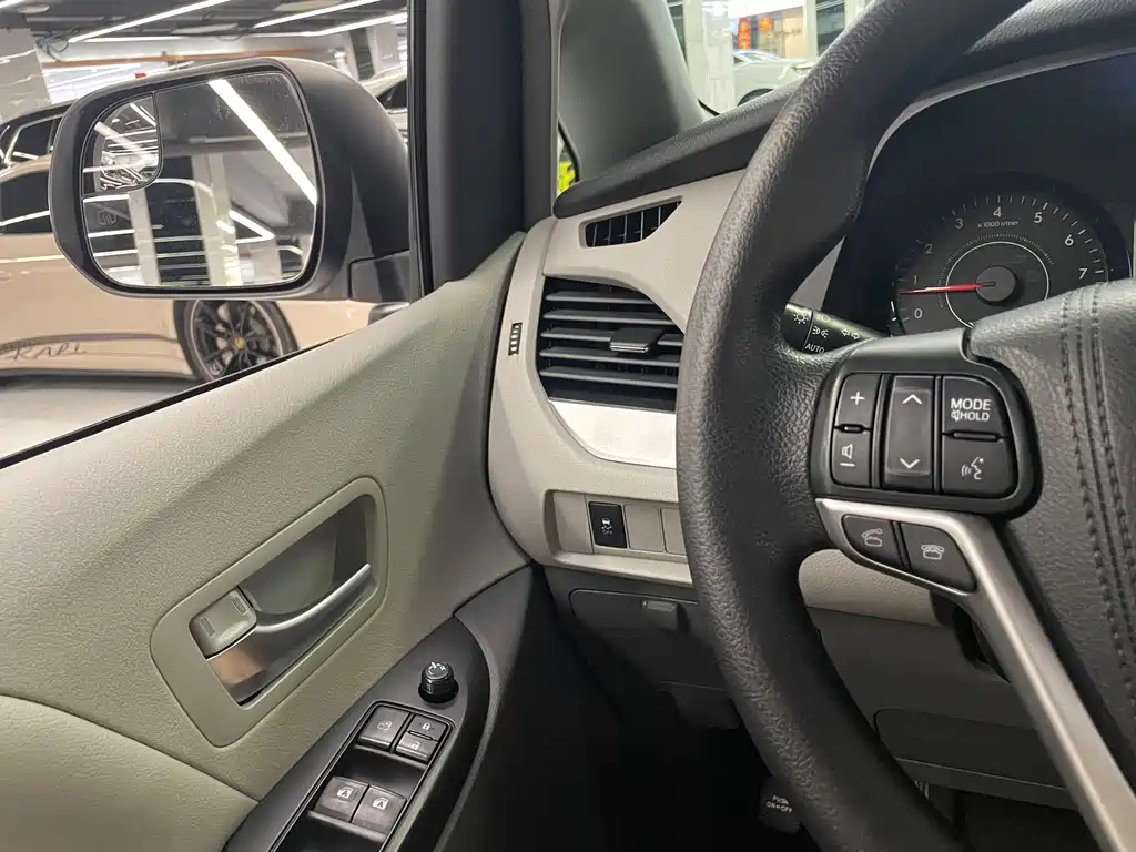 Sienna 2015 3.5L Two-Wheel Drive LE