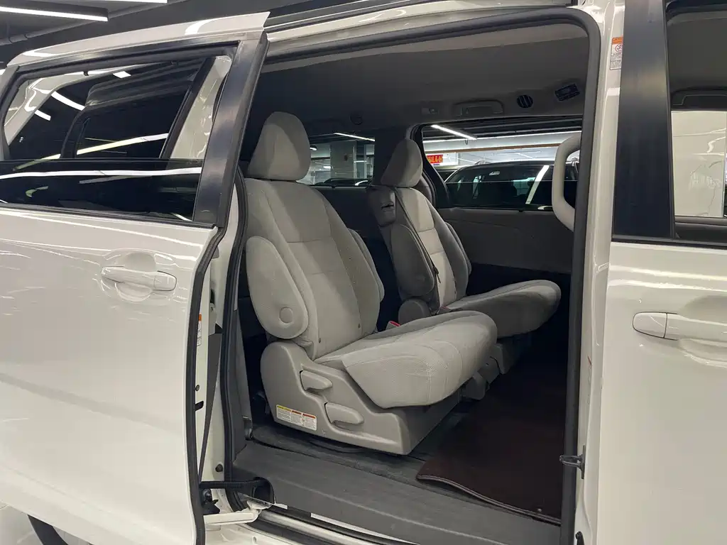 Sienna 2015 3.5L Two-Wheel Drive LE