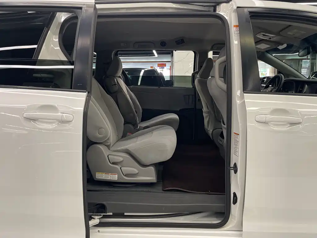 Sienna 2015 3.5L Two-Wheel Drive LE