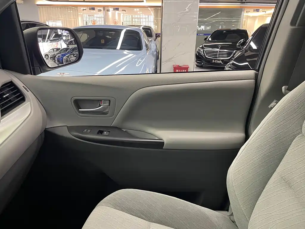 Sienna 2015 3.5L Two-Wheel Drive LE