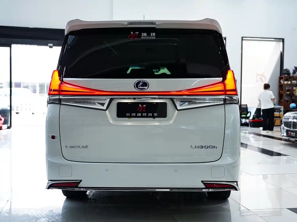 Lexus LM 2020 300h 7-seat Junya Edition