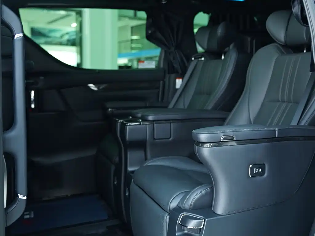 Lexus LM 2020 300h 7-seat Junya Edition