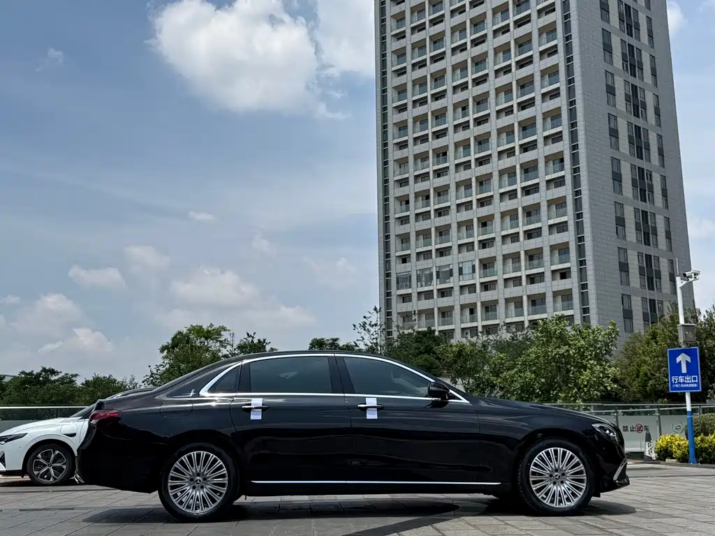 Mercedes-Benz E-Class 2023 E 300 L Fashion Edition