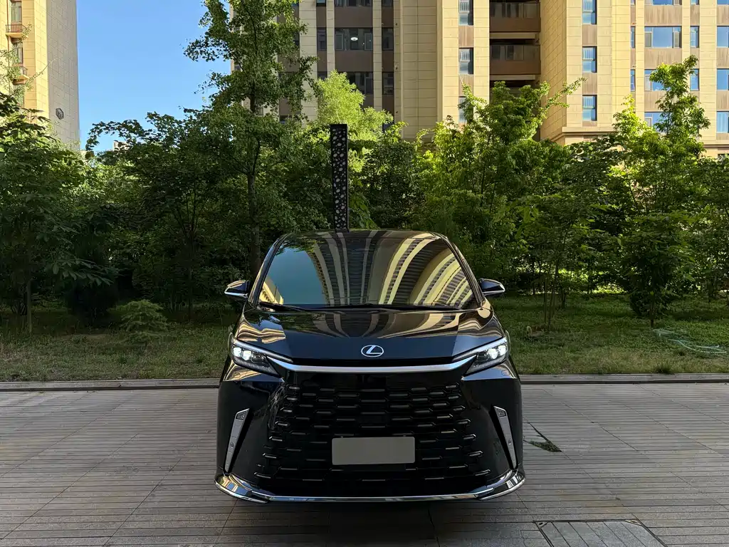 Lexus LM 2023 350h 7-Seat Junya Edition