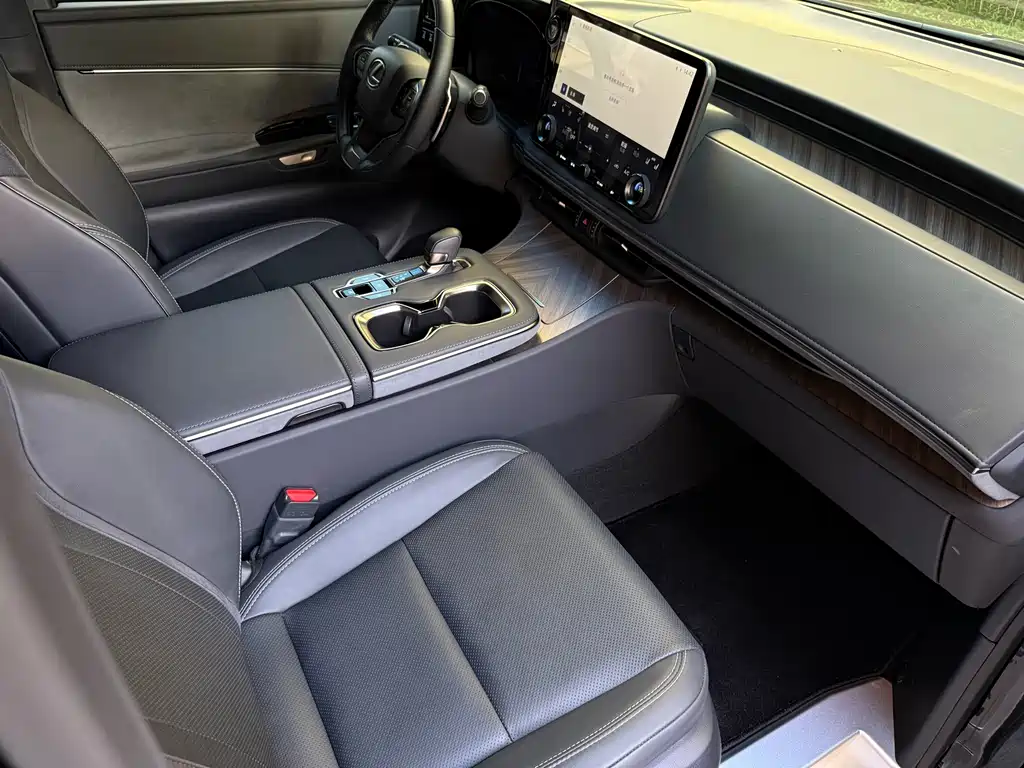 Lexus LM 2023 350h 7-Seat Junya Edition