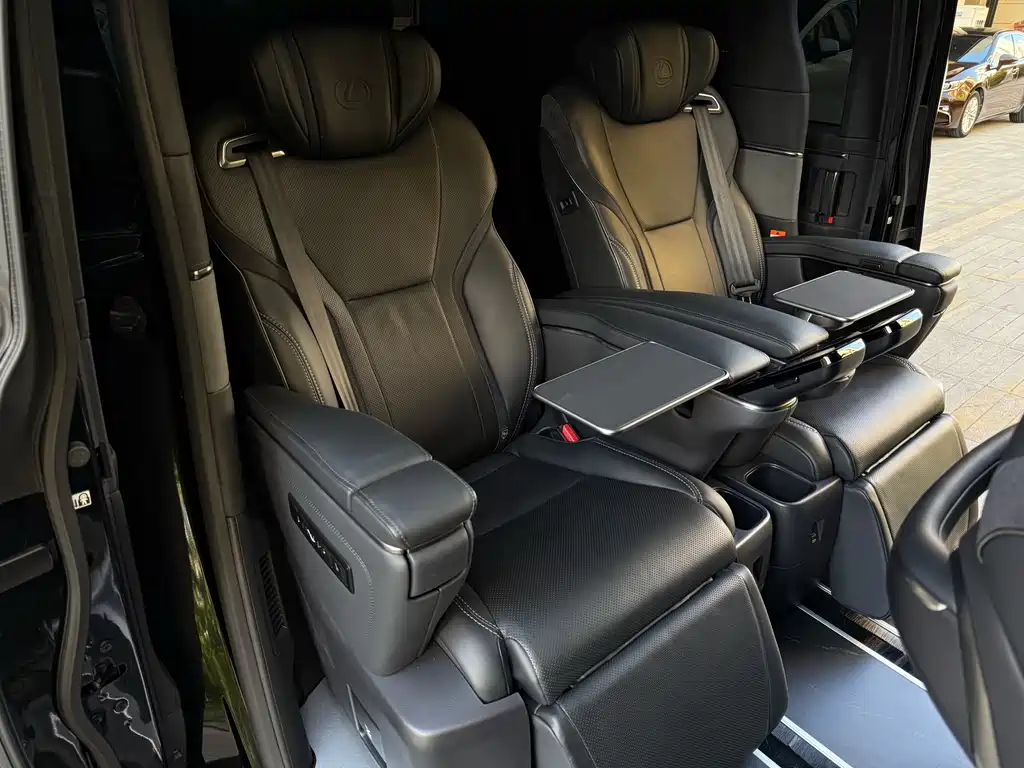 Lexus LM 2023 350h 7-Seat Junya Edition
