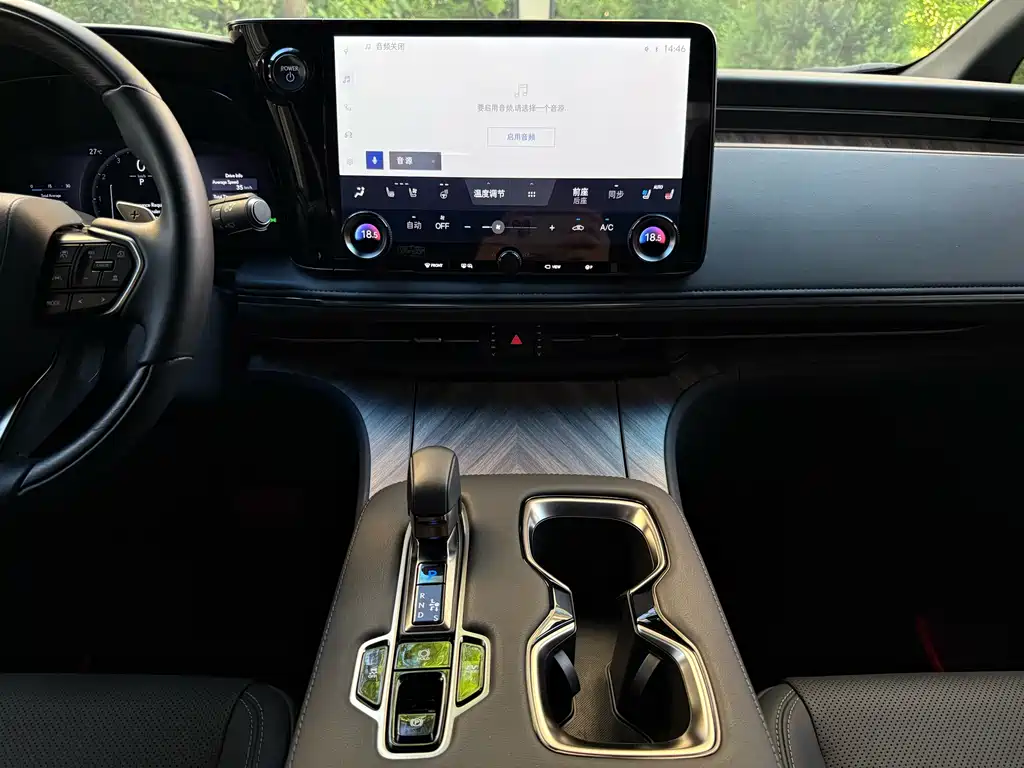 Lexus LM 2023 350h 7-Seat Junya Edition
