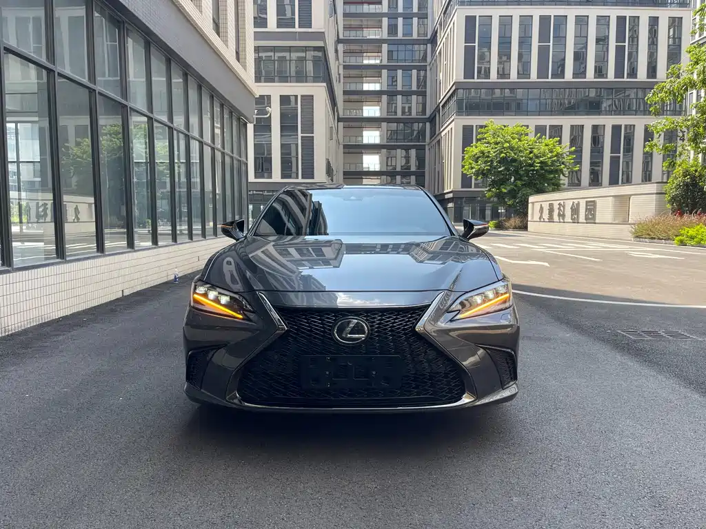 Lexus ES 2022 300h F SPORT