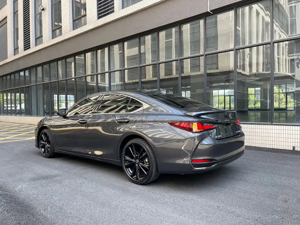 Lexus ES 2022 300h F SPORT
