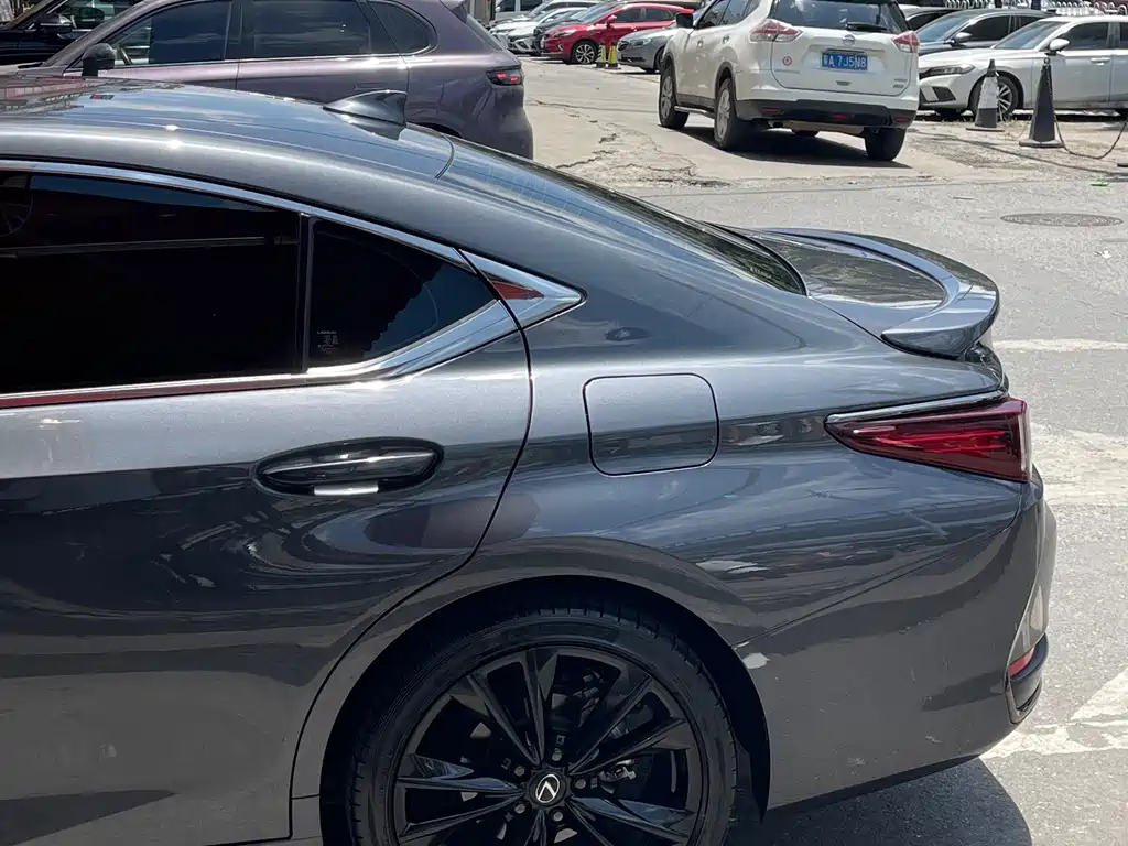 Lexus ES 2022 300h F SPORT