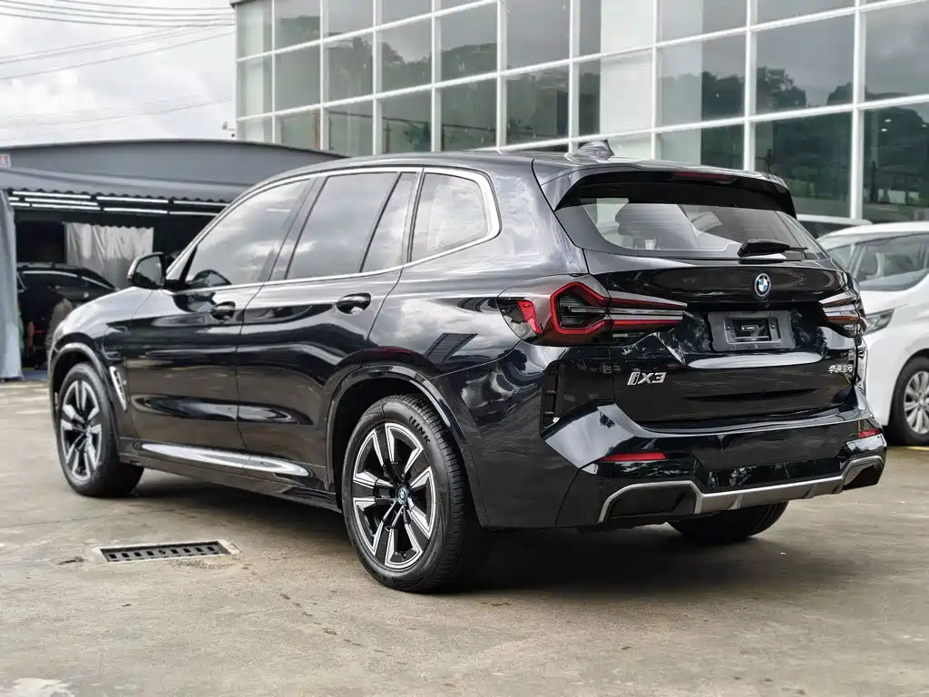 BMW iX3 2023 Leading Edition