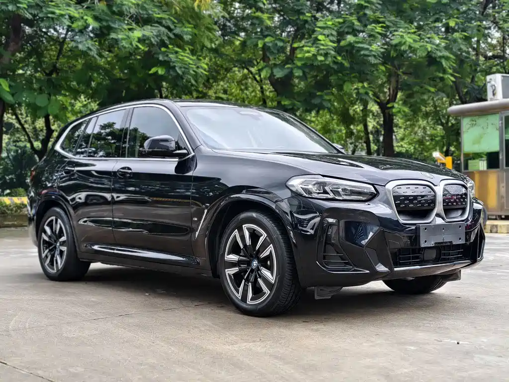 BMW iX3 2023 Leading Edition