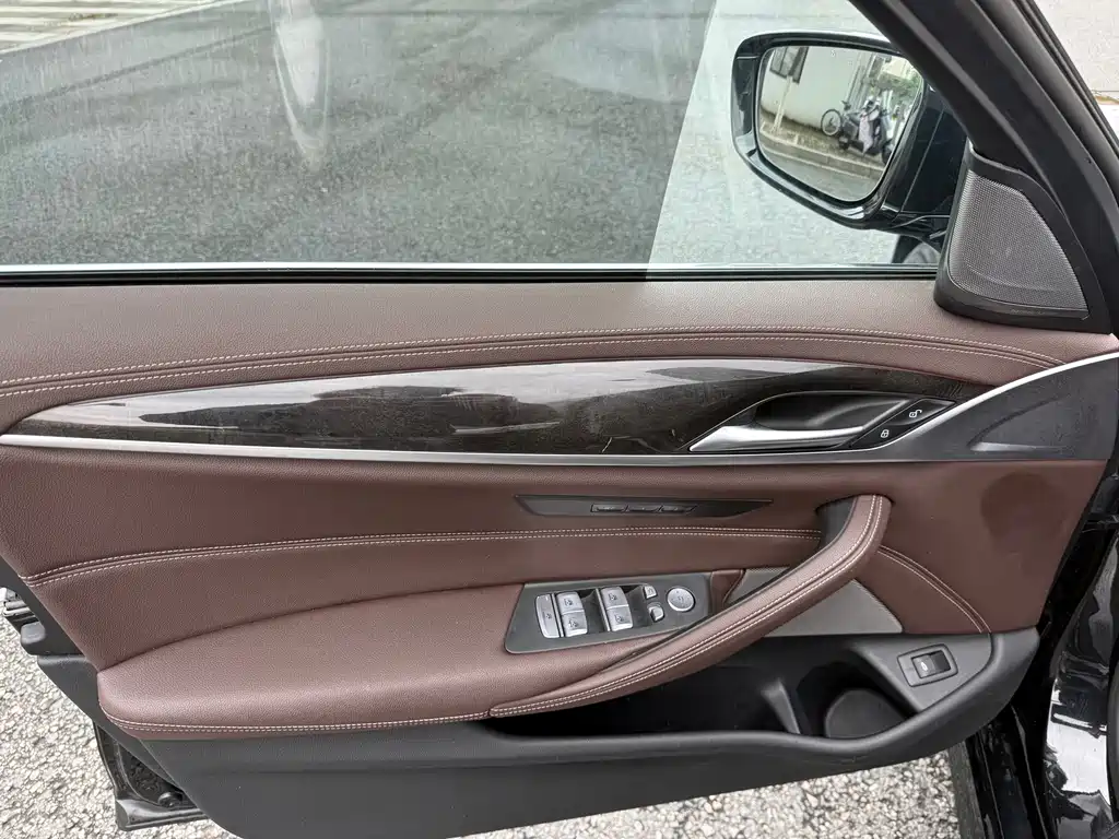 BMW 5 Series 2022 525Li M Sport Package