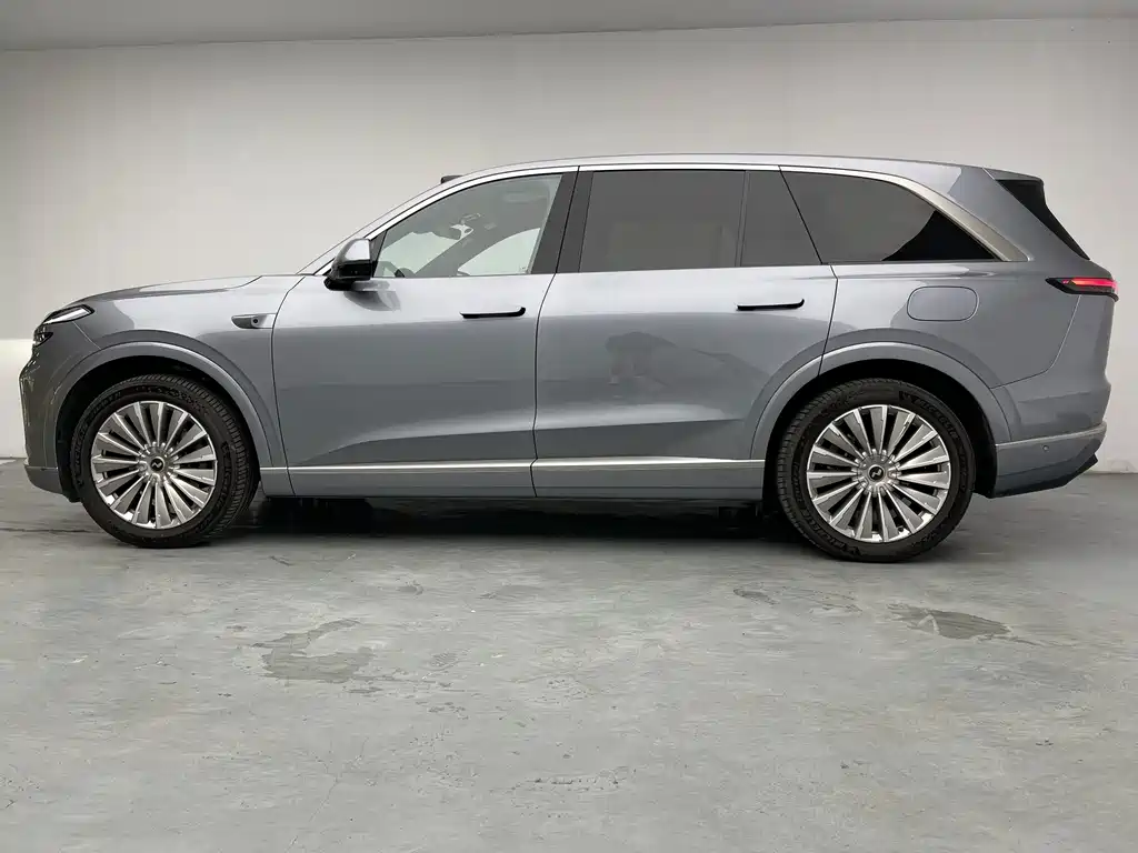 L90 Ultra 2025 6-seat edition