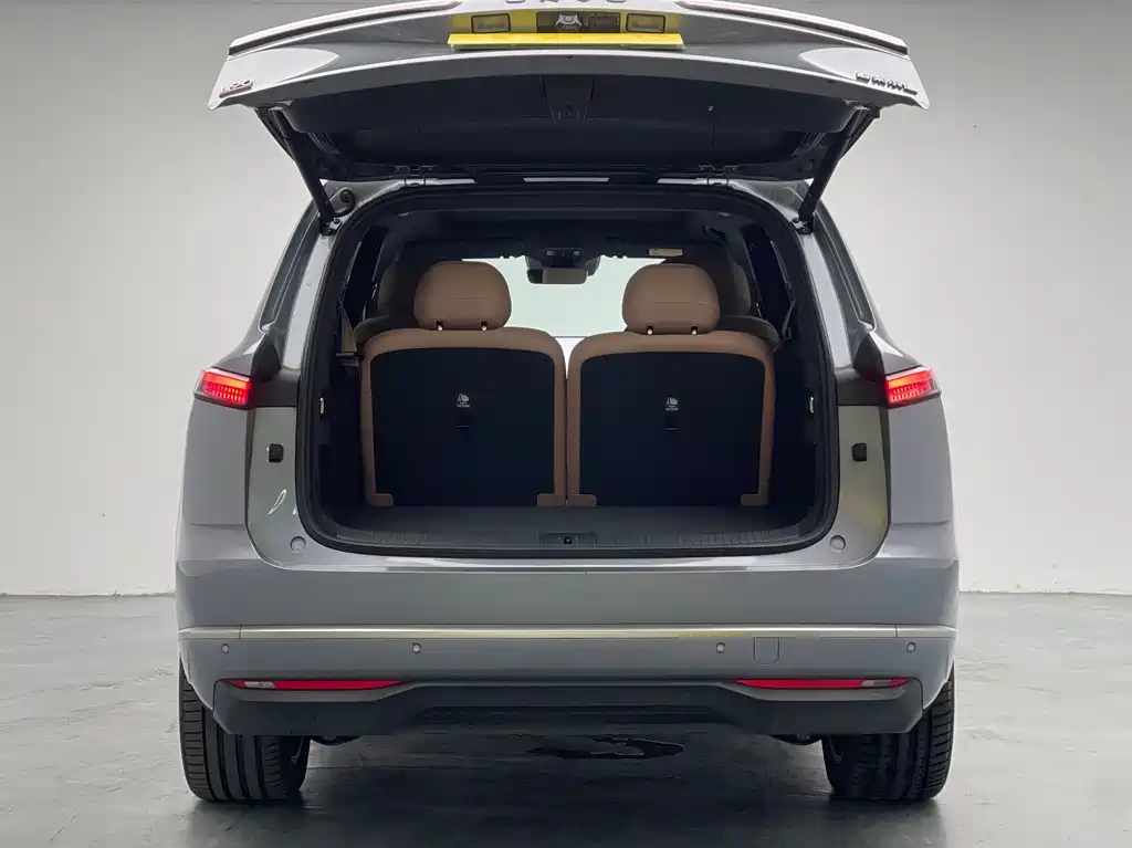 L90 Ultra 2025 6-seat edition