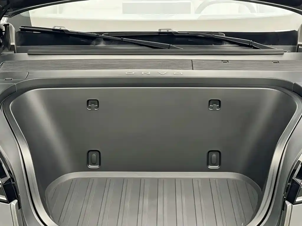 L90 Ultra 2025 6-seat edition