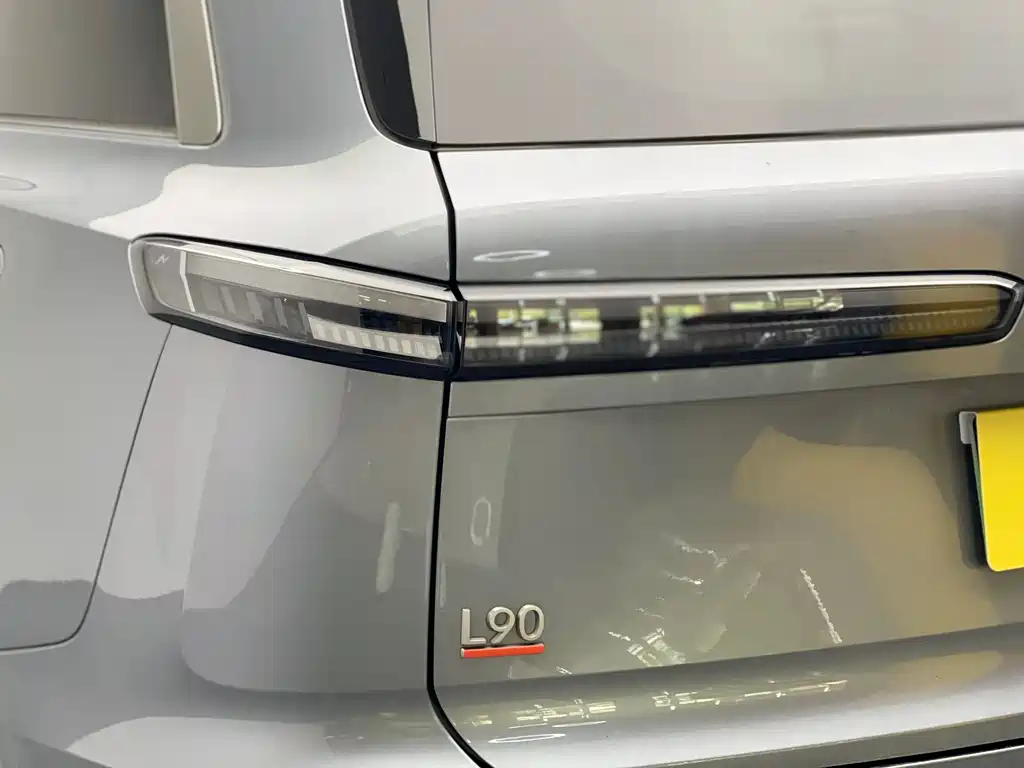 L90 Ultra 2025 6-seat edition
