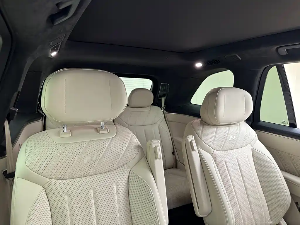 L90 Ultra 2025 6-seat edition