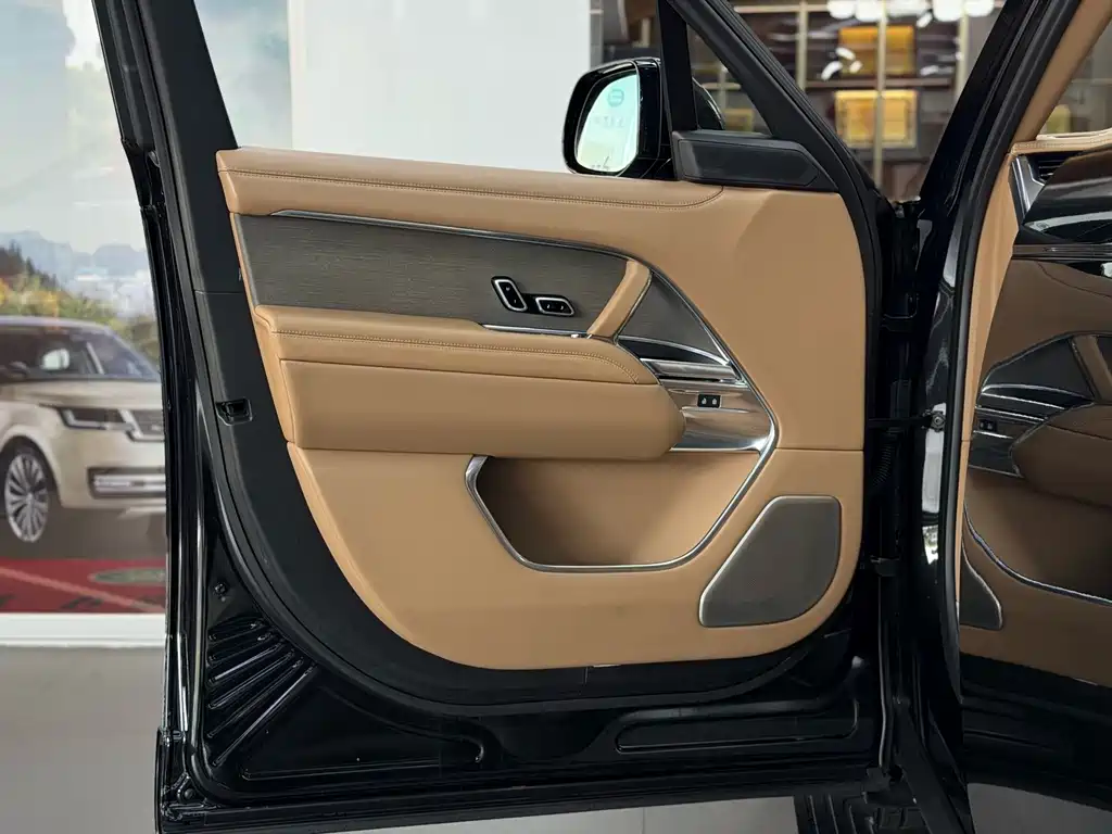 Range Rover 2024 3.0 L6 400PS SV尊荣创世加长版 4座