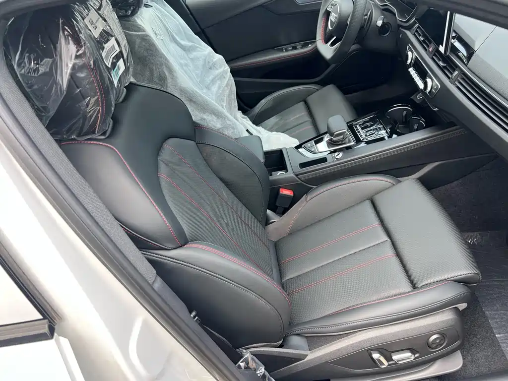 Audi A4L 2025 200,000 Enjoyment Edition 40 TFSI Luxury Dynamic Model