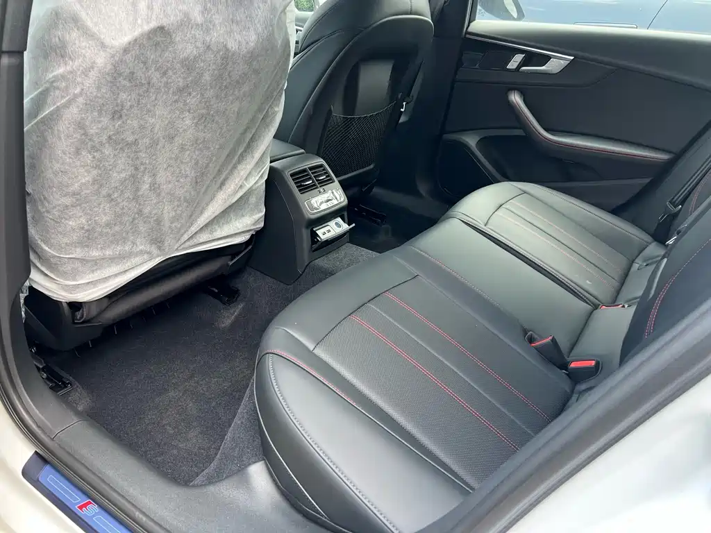 Audi A4L 2025 200,000 Enjoyment Edition 40 TFSI Luxury Dynamic Model