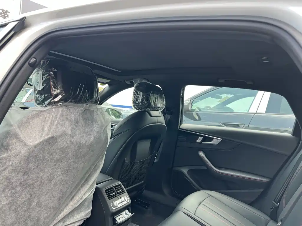 Audi A4L 2025 200,000 Enjoyment Edition 40 TFSI Luxury Dynamic Model