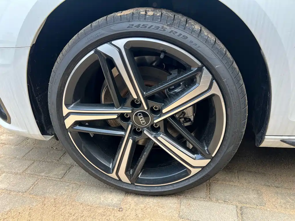 Audi A4L 2025 200,000 Enjoyment Edition 40 TFSI Luxury Dynamic Model