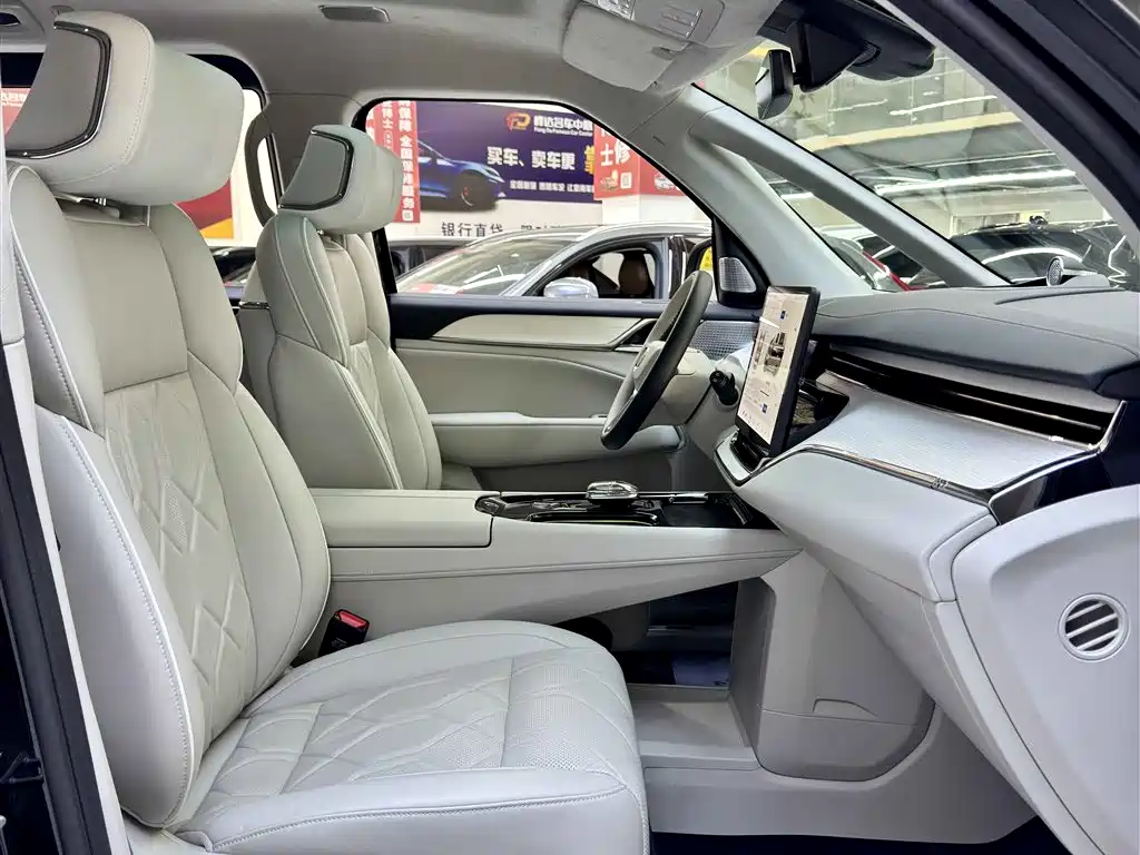 Volvo EM90 2025 Ultra Six-seat