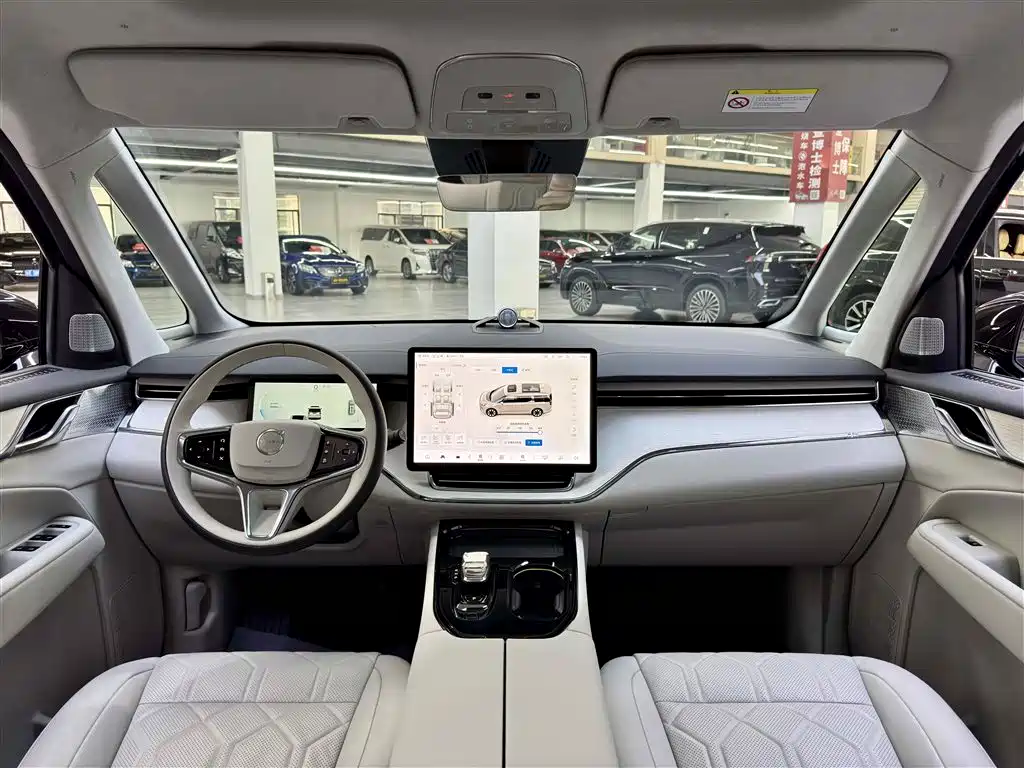 Volvo EM90 2025 Ultra Six-seat