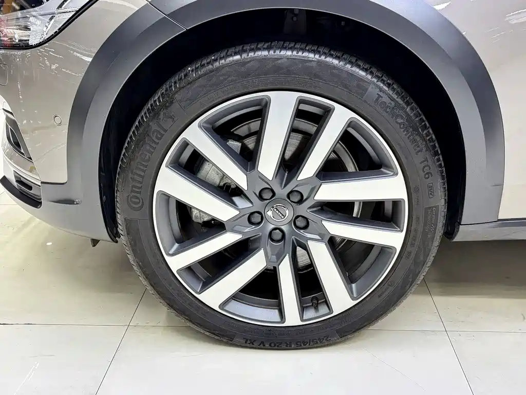 Volvo V90 2021 Cross Country B5 AWD Premium trim