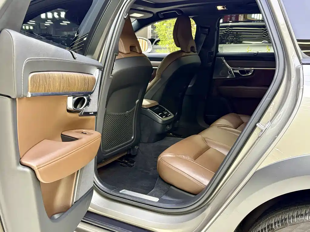 Volvo V90 2021 Cross Country B5 AWD Premium trim