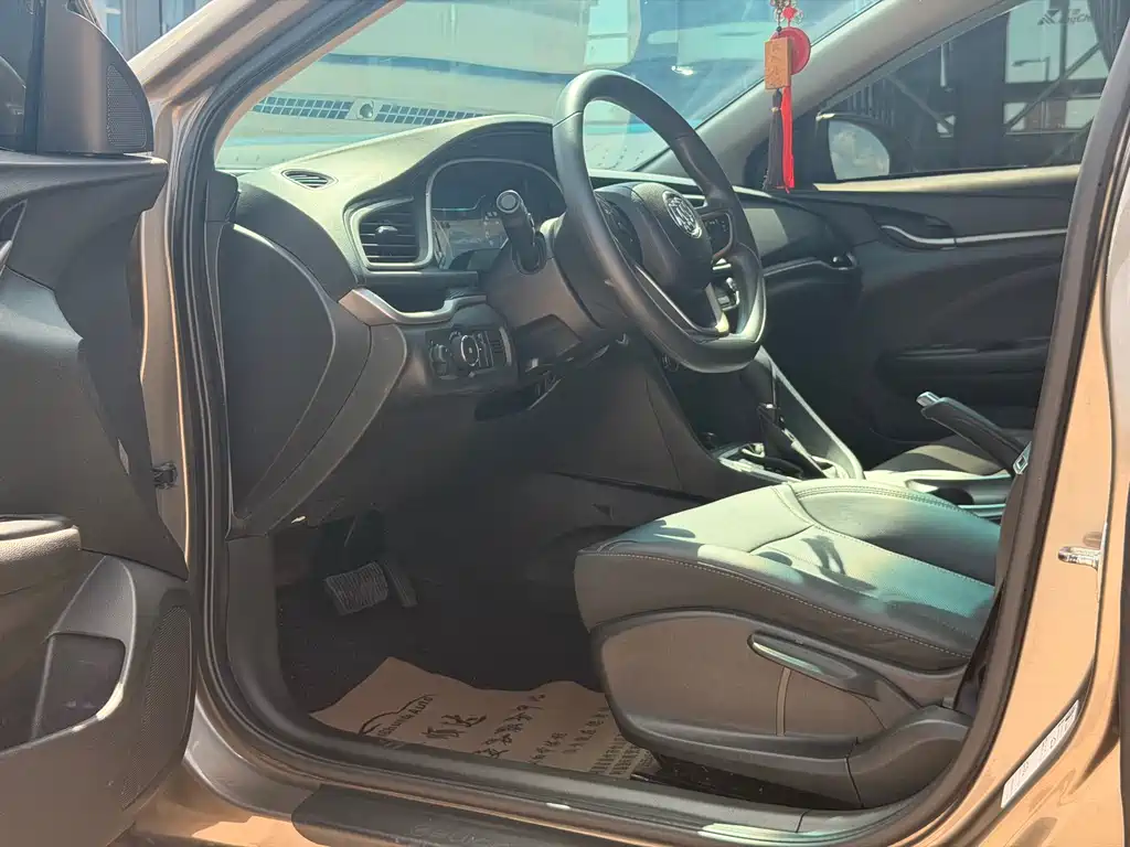 La Crosse 2021 1.5L Automatic Elite Edition