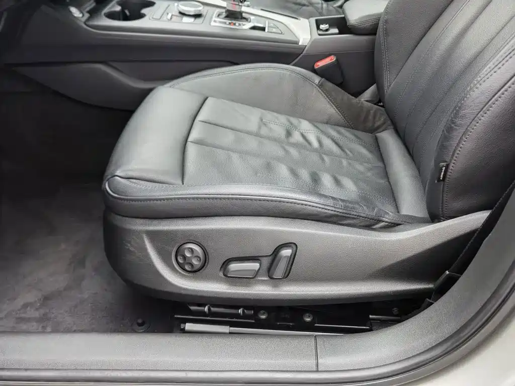 Audi A4L 2018 30th Anniversary Edition 40 TFSI Fashion Model