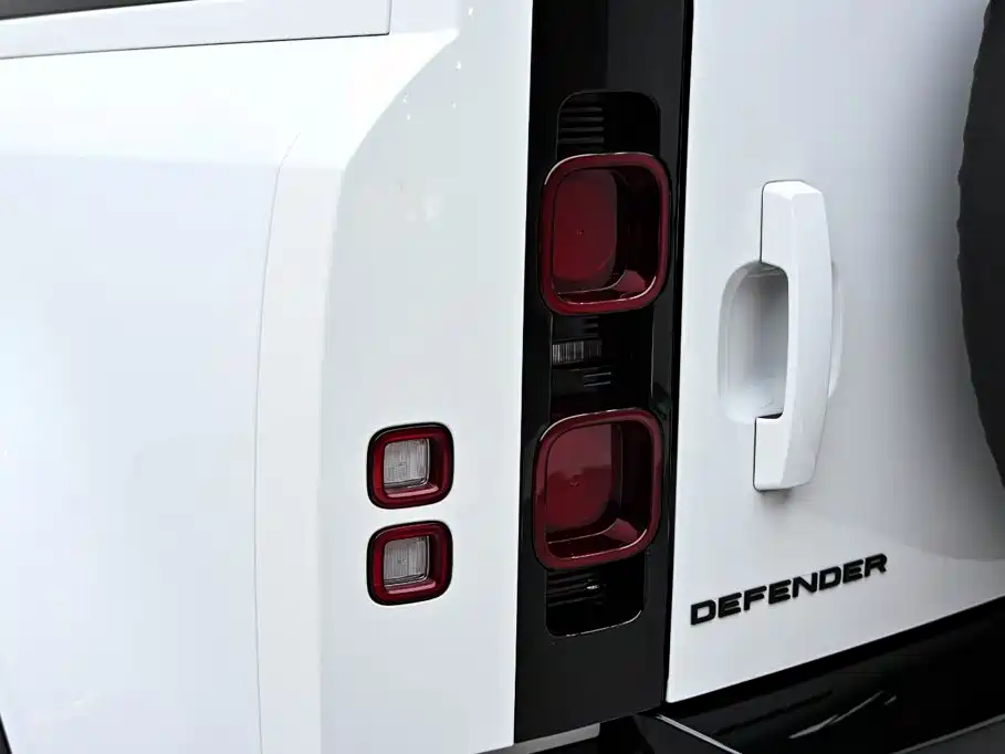 Land Rover Defender 2025 110 3.0T P400 X-Dynamic HSE