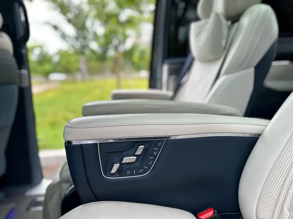 Jizhe 009 2024 7-Seat Passage Edition Four-Wheel Drive 108kWh