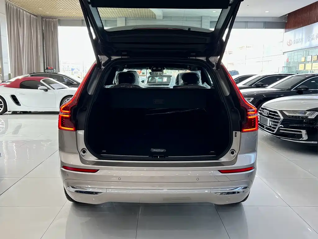 Volvo XC60 2026 Model B5 AWD Intelligent Distance Luxury Edition
