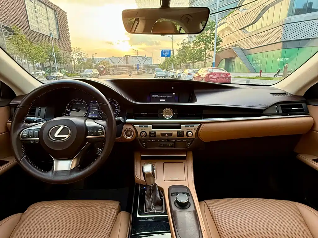 Lexus ES 200 Elite Edition 2015